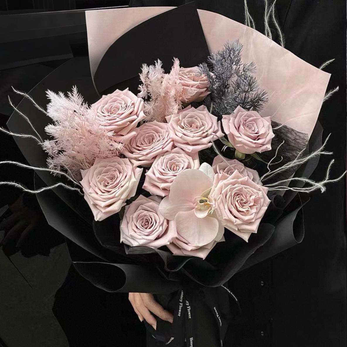 Jennie's Bouquet – 11 Pink Roses