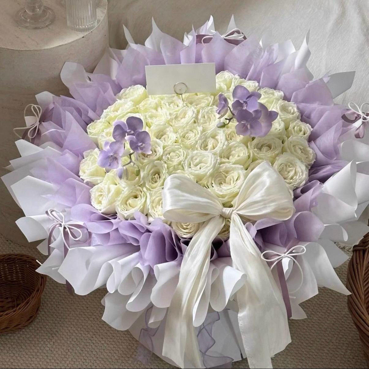 Lunox's Bouquet – 52 Beige Roses