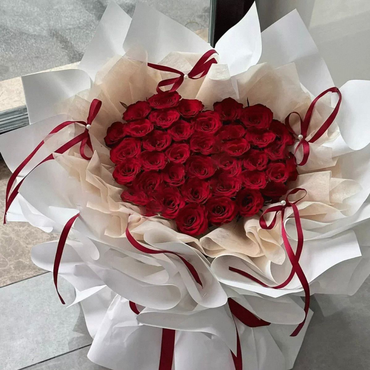 Luna's Bouquet – 33 Red Roses